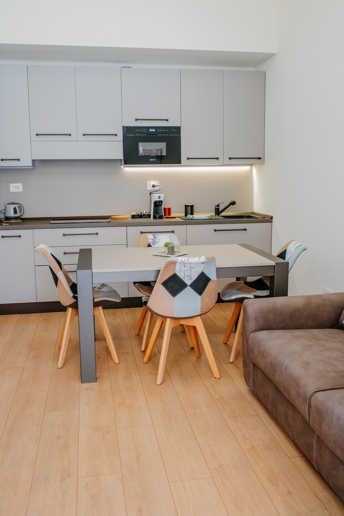 Open space cucina e zona pranzo di Casa Nausicaa, San Benedetto Cagliari